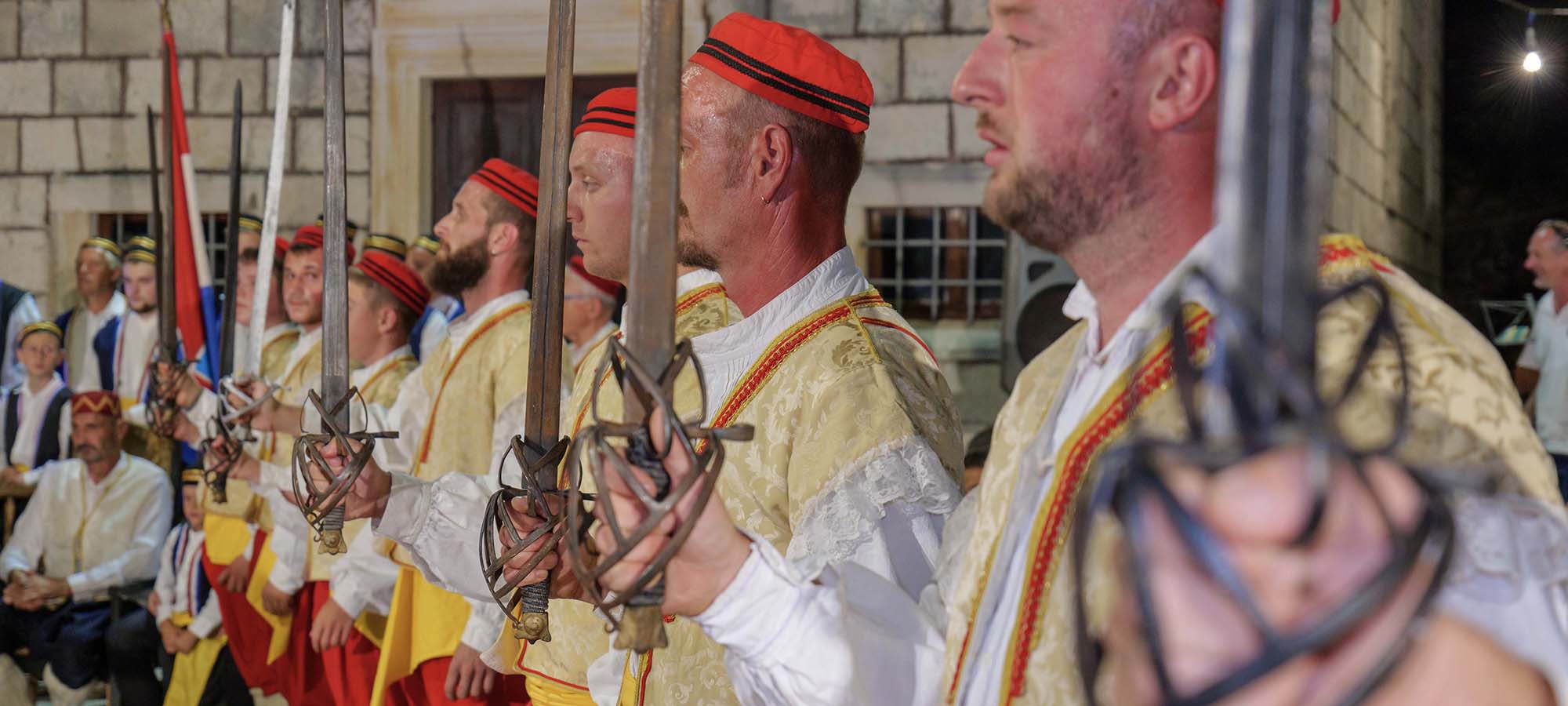 Bratska sloga i Postrana u toplom svjetlu